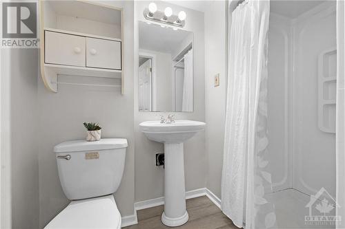 16 Burlington Crescent, Ottawa, ON - Indoor Photo Showing Bathroom