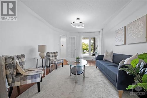 16 Burlington Crescent, Ottawa, ON - Indoor Photo Showing Living Room