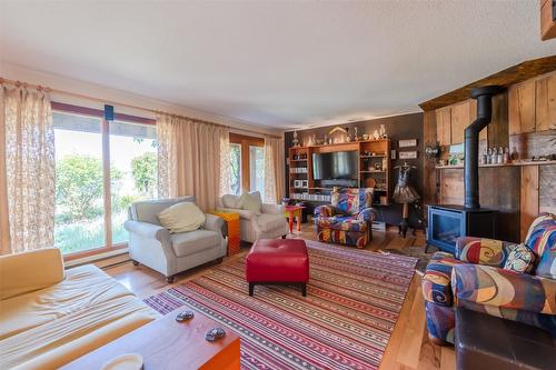 830 Three Mile Road, Penticton, BC - Indoor Photo Showing Living Room