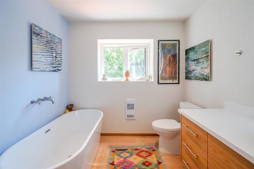 830 Three Mile Road, Penticton, BC - Indoor Photo Showing Bathroom