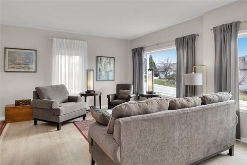 1634 Vineyard Drive, West Kelowna, BC - Indoor Photo Showing Living Room