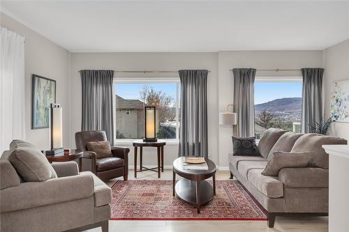 1634 Vineyard Drive, West Kelowna, BC - Indoor Photo Showing Living Room