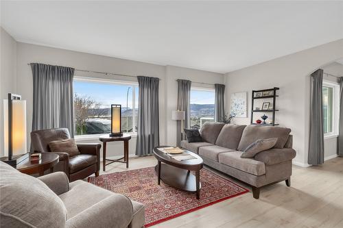 1634 Vineyard Drive, West Kelowna, BC - Indoor Photo Showing Living Room