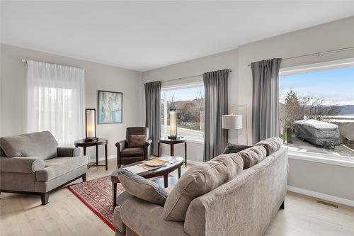 1634 Vineyard Drive, West Kelowna, BC - Indoor Photo Showing Living Room