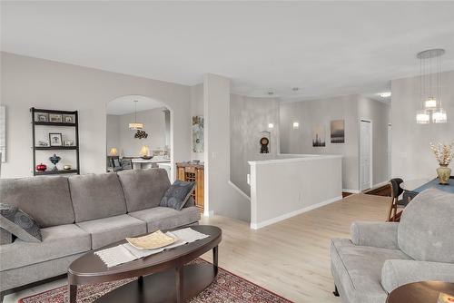 1634 Vineyard Drive, West Kelowna, BC - Indoor Photo Showing Living Room