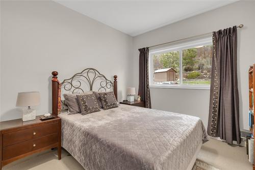 1634 Vineyard Drive, West Kelowna, BC - Indoor Photo Showing Bedroom