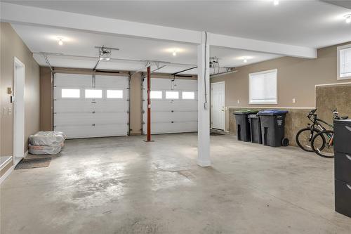 1634 Vineyard Drive, West Kelowna, BC - Indoor Photo Showing Garage