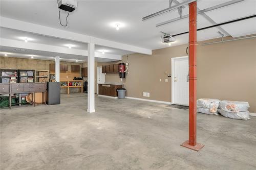 1634 Vineyard Drive, West Kelowna, BC - Indoor Photo Showing Garage