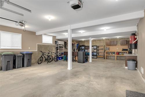 1634 Vineyard Drive, West Kelowna, BC - Indoor Photo Showing Garage