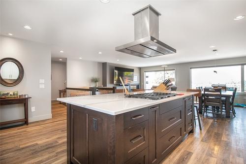 890 Dougall Road, Kelowna, BC - Indoor Photo Showing Kitchen