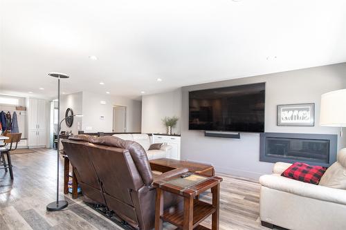 890 Dougall Road, Kelowna, BC - Indoor Photo Showing Living Room With Fireplace