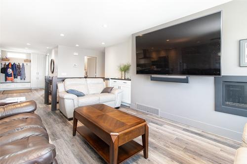 890 Dougall Road, Kelowna, BC - Indoor Photo Showing Living Room