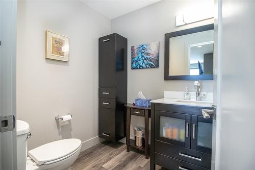 890 Dougall Road, Kelowna, BC - Indoor Photo Showing Bathroom