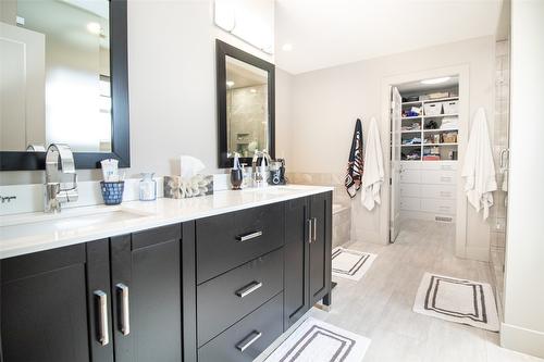 890 Dougall Road, Kelowna, BC - Indoor Photo Showing Bathroom