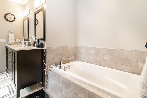 890 Dougall Road, Kelowna, BC - Indoor Photo Showing Bathroom