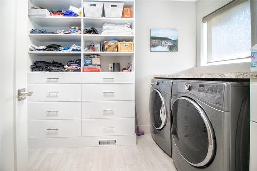 890 Dougall Road, Kelowna, BC - Indoor Photo Showing Laundry Room