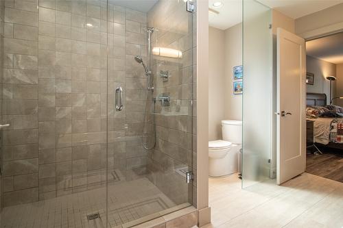 890 Dougall Road, Kelowna, BC - Indoor Photo Showing Bathroom