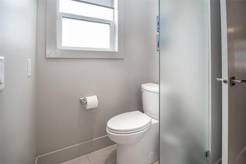 890 Dougall Road, Kelowna, BC - Indoor Photo Showing Bathroom