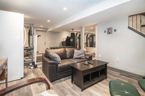 890 Dougall Road, Kelowna, BC - Indoor Photo Showing Living Room