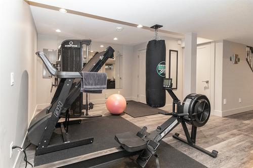 890 Dougall Road, Kelowna, BC - Indoor Photo Showing Gym Room