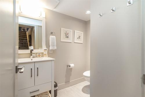 890 Dougall Road, Kelowna, BC - Indoor Photo Showing Bathroom