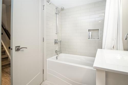 890 Dougall Road, Kelowna, BC - Indoor Photo Showing Bathroom