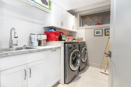 890 Dougall Road, Kelowna, BC - Indoor Photo Showing Laundry Room