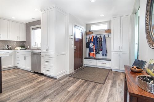 890 Dougall Road, Kelowna, BC - Indoor Photo Showing Kitchen