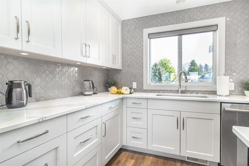 890 Dougall Road, Kelowna, BC - Indoor Photo Showing Kitchen With Upgraded Kitchen