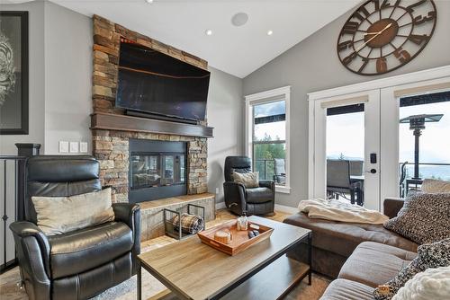 6032 Lynx Drive, Vernon, BC - Indoor Photo Showing Living Room With Fireplace