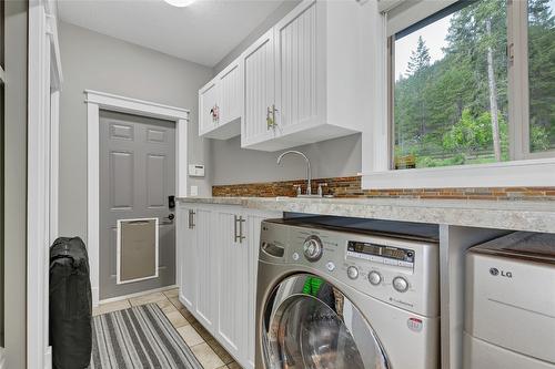 6032 Lynx Drive, Vernon, BC - Indoor Photo Showing Laundry Room