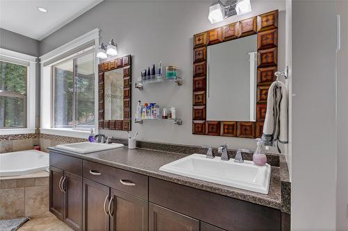 6032 Lynx Drive, Vernon, BC - Indoor Photo Showing Bathroom