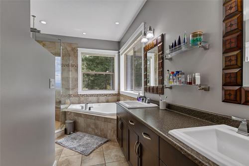 6032 Lynx Drive, Vernon, BC - Indoor Photo Showing Bathroom