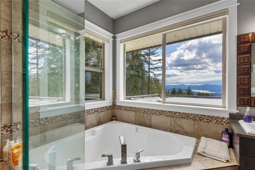 6032 Lynx Drive, Vernon, BC - Indoor Photo Showing Bathroom