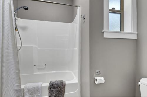 6032 Lynx Drive, Vernon, BC - Indoor Photo Showing Bathroom