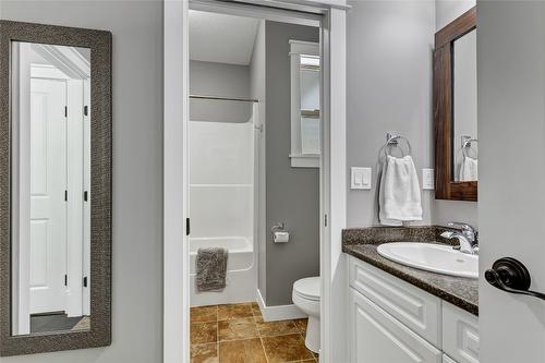 6032 Lynx Drive, Vernon, BC - Indoor Photo Showing Bathroom