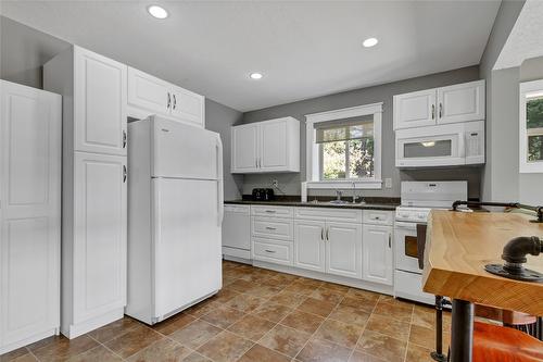 6032 Lynx Drive, Vernon, BC - Indoor Photo Showing Kitchen