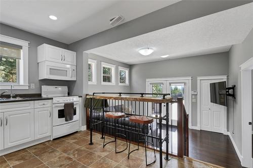 6032 Lynx Drive, Vernon, BC - Indoor Photo Showing Kitchen