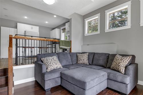 6032 Lynx Drive, Vernon, BC - Indoor Photo Showing Living Room