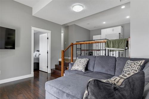 6032 Lynx Drive, Vernon, BC - Indoor Photo Showing Living Room