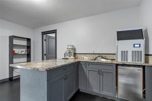 6032 Lynx Drive, Vernon, BC - Indoor Photo Showing Kitchen