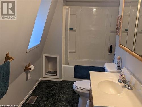 1 bedroom upper unit - 247 Broadway Street, Kincardine, ON - Indoor Photo Showing Bathroom