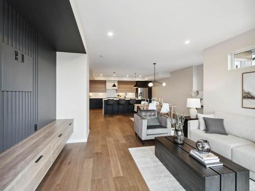 2109 Linfield Drive, Kamloops, BC - Indoor Photo Showing Living Room