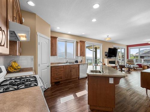 528 Trillium Way, Kamloops, BC - Indoor Photo Showing Kitchen