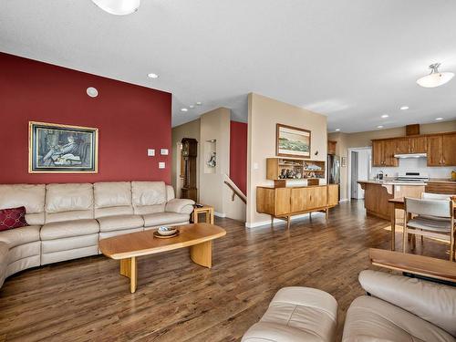 528 Trillium Way, Kamloops, BC - Indoor Photo Showing Living Room