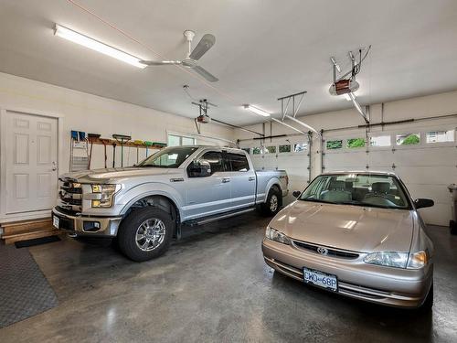 528 Trillium Way, Kamloops, BC - Indoor Photo Showing Garage