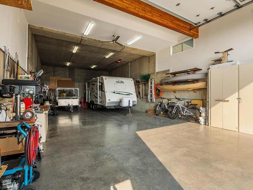 528 Trillium Way, Kamloops, BC - Indoor Photo Showing Garage