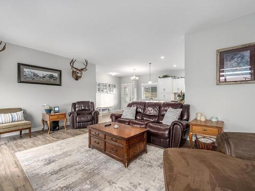 1460 Lopez Creek Drive, Cache Creek, BC - Indoor Photo Showing Living Room