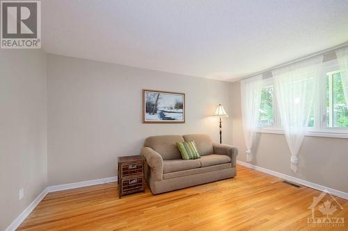 67 Woodmount Crescent, Ottawa, ON - Indoor Photo Showing Living Room