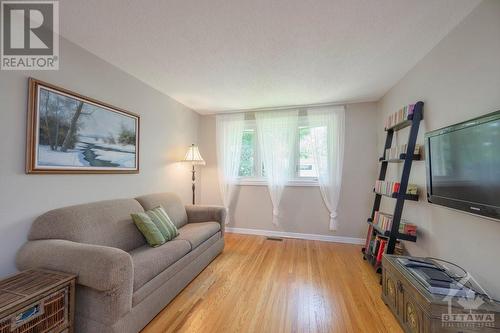 67 Woodmount Crescent, Ottawa, ON - Indoor Photo Showing Living Room